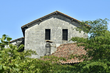 Fototapeta na wymiar Fronton du clocher de l'église romane du bourg de Champagne au Périgord Vert 