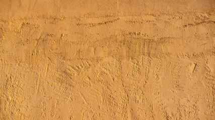 Pared de estuco pintado de  amarillo