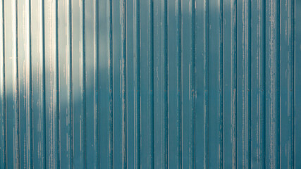 Puerta metálica azul oxidada y vieja