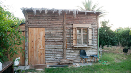Cabaña de madera en jardín