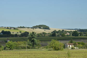 Paysage bucolique parsemés de bois ,champs ,prairies et collines au bourg de Champagne au Périgord Vert 