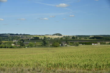 Fototapeta premium Paysage bucolique parsemés de bois ,champs ,prairies et collines au bourg de Champagne au Périgord Vert 