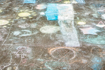 Drawing in chalk on the asphalt. The children painted the asphalt with crayons.