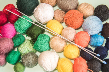 Ovillos de lana de diferentes colores y tamaños con unas agujas de tejer. Crochet, ganchillo. Bolas de hilo. Madejas. - obrazy, fototapety, plakaty
