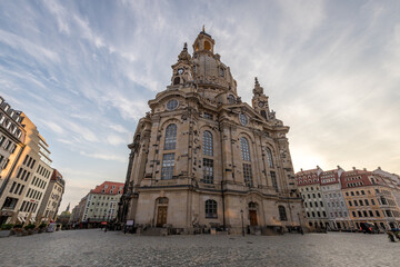 Fototapeta na wymiar Kirche in Dresden im Sonnenaufgang