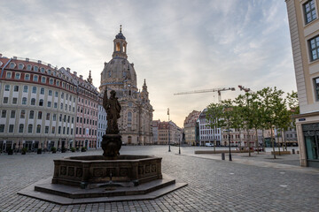 Kirche in Dresden im Sonnenaufgang