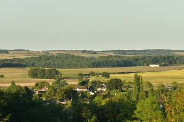 Le Bourg de Champagne au fond de la vallée de la Lizonne sous les lumières du coucher de soleil au Périgord Vert