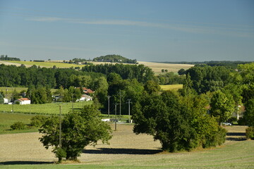 Paysage bucolique parsemés de bois ,champs ,prairies et collines au bourg de Champagne au Périgord Vert 