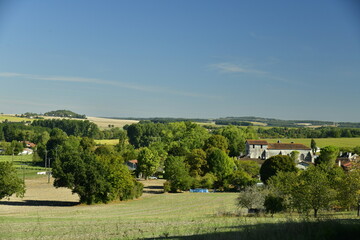 Paysage bucolique parsemés de bois ,champs ,prairies et collines au bourg de Champagne au Périgord Vert 