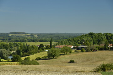 Fototapeta na wymiar Paysage bucolique parsemés de bois ,champs ,prairies et collines au bourg de Champagne au Périgord Vert 