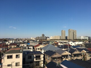 Fototapeta premium 多摩川周辺の住宅街の風景 神奈川県川崎市と東京都大田区 