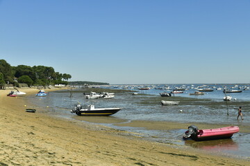 Obraz premium Mouillage dont les embarcations sont en cale sèche durant la marrée basse dans la baie d'Arcachon à l'Herbe en Gironde