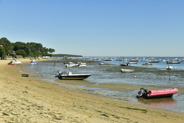 Fototapeta premium Mouillage dont les embarcations sont en cale sèche durant la marrée basse dans la baie d'Arcachon à l'Herbe en Gironde