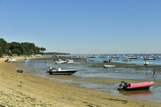 Mouillage dont les embarcations sont en cale s&egrave;che durant la marr&eacute;e basse dans la baie d'Arcachon &agrave; l'Herbe en Gironde
