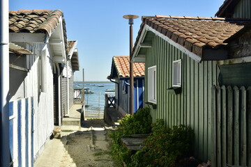Ruelle entre les maisons traditionnelles de pêcheurs à la baie d'Arcachon à Canon en Gironde