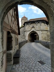 Fototapeta na wymiar Unterwegs in Rothenburg o.d. Tauber der mittelalterliche Charme zum Greifen nah. 