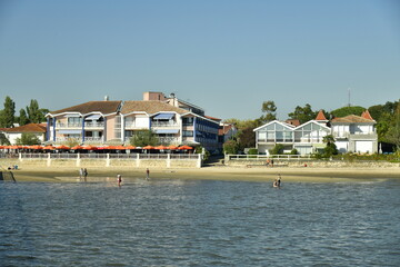 Résidences de vacances le long de la côte à Andernos-les-Bains dans la baie d'Arcachon