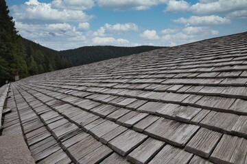 Scandolaro tegole in legno del tetto val dei Mocheni in Trentino in baita e malga