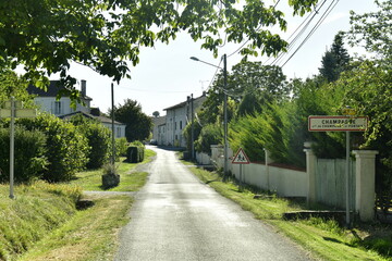 Route de campagne au milieu de la végétation luxuriante vers le bourg de Champagne au Périgord Vert