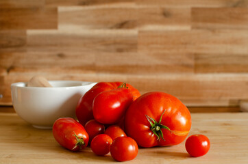 Variété de tomate cuisine en bois