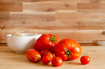 Variété de tomate cuisine en bois