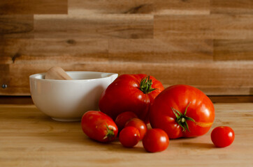 Variété de tomate cuisine en bois