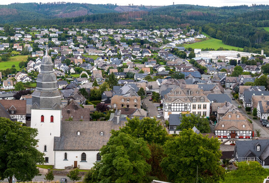 Panorama der Kirche und Eversberg bei Meschede im Sauerland