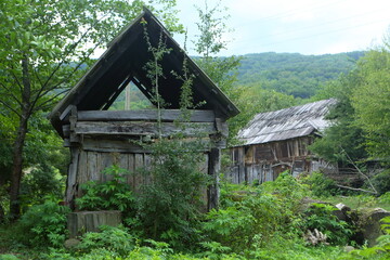 Fototapeta na wymiar Old abandoned house in the village