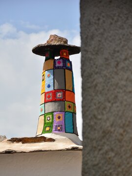 Chimenea abrigada con jarapas en la Alpujarra de Granada