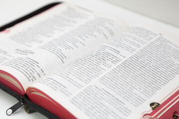 Fototapeta premium Bíblia sagrada aberta na mão e sendo folheada por pessoas. 