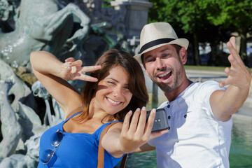 Obraz premium young tourist couple taking selfie