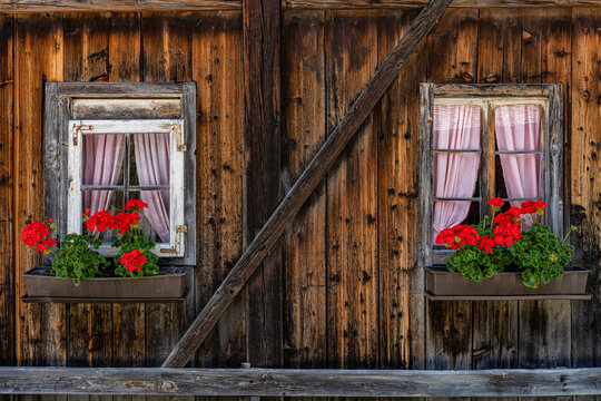 Blumenkästen an einem alten Haus aus Holz in Östereich im Defereggental, Tirol