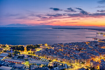 Obraz premium Aerial view of the city of Thessaloniki at sunset