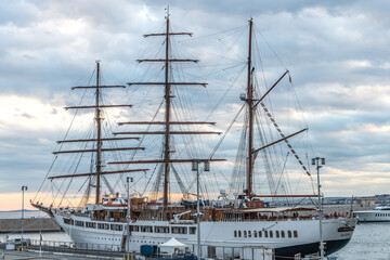 Fototapeta premium Voilier trois mâts dans le port Lympia de Nice sur la Côte d'Azur