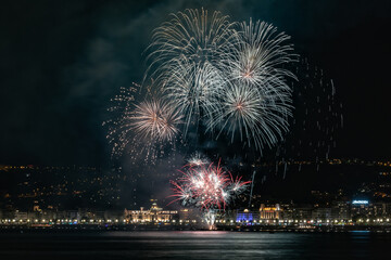 Feu d'artifice en mer &agrave; Nice sur la C&ocirc;te d'Azur