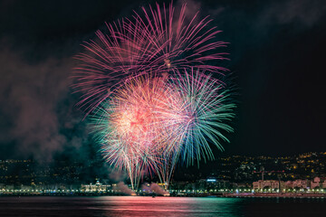 Feu d'artifice en mer à Nice sur la Côte d'Azur
