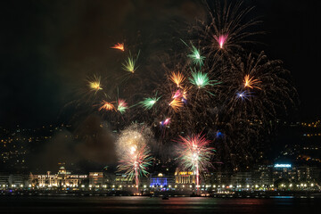 Feu d'artifice en mer &agrave; Nice sur la C&ocirc;te d'Azur