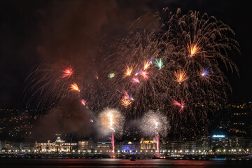Feu d'artifice en mer &agrave; Nice sur la C&ocirc;te d'Azur