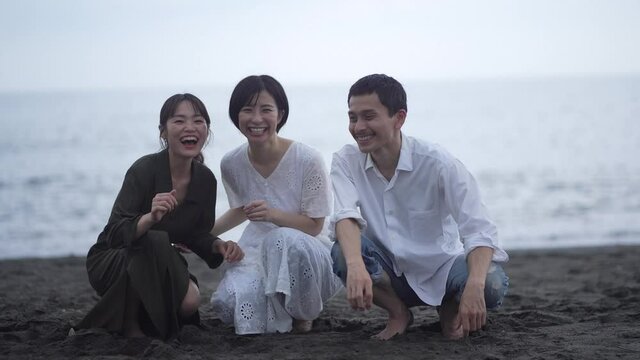 セルフ撮影で三脚が倒れ慌てる男女