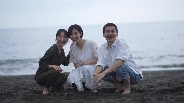 セルフ撮影で三脚が倒れ慌てる男女