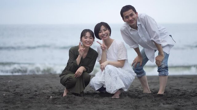 セルフタイマーで写真撮影する男女