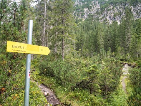 Unfreiwillig komisches Wanderschild wie Realsatire mit Beschriftung "Landschaft" in den österreichischen Alpen bei Gramais Richtung Branntweinboden
