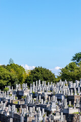 青空の下の霊園