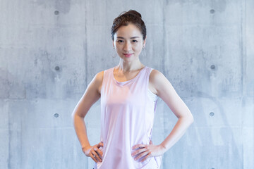 フィットネスクラブで壁の前に立っている女性