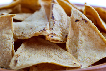 Totopos o Nachos o Tortillas fritas para preparar chilaquiles comida t&iacute;pica y tradicional mexicana.