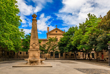 Obraz premium Plaza de Recoletas square or Plaza de los Ajos and the 17 century Basilica de Las Agustinas Recoletas, Pamplona Spain famous for running of the bulls