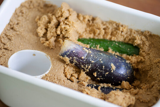 なすと胡瓜のぬか漬けを漬ける