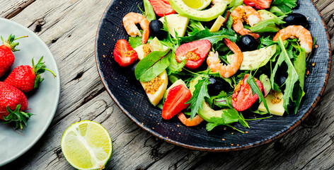 Summer salad with shrimps and strawberries
