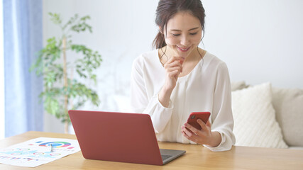 スマートフォン・パソコン・若い女性