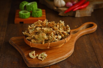 bitter melon chips in a woven bamboo plate